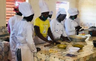 Auszubildende beim Backen